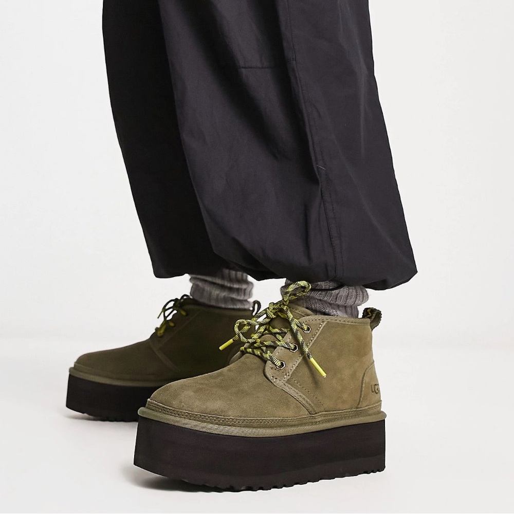 UGG Neumel heritage platform boots in burnt olive. Woman’s size 7